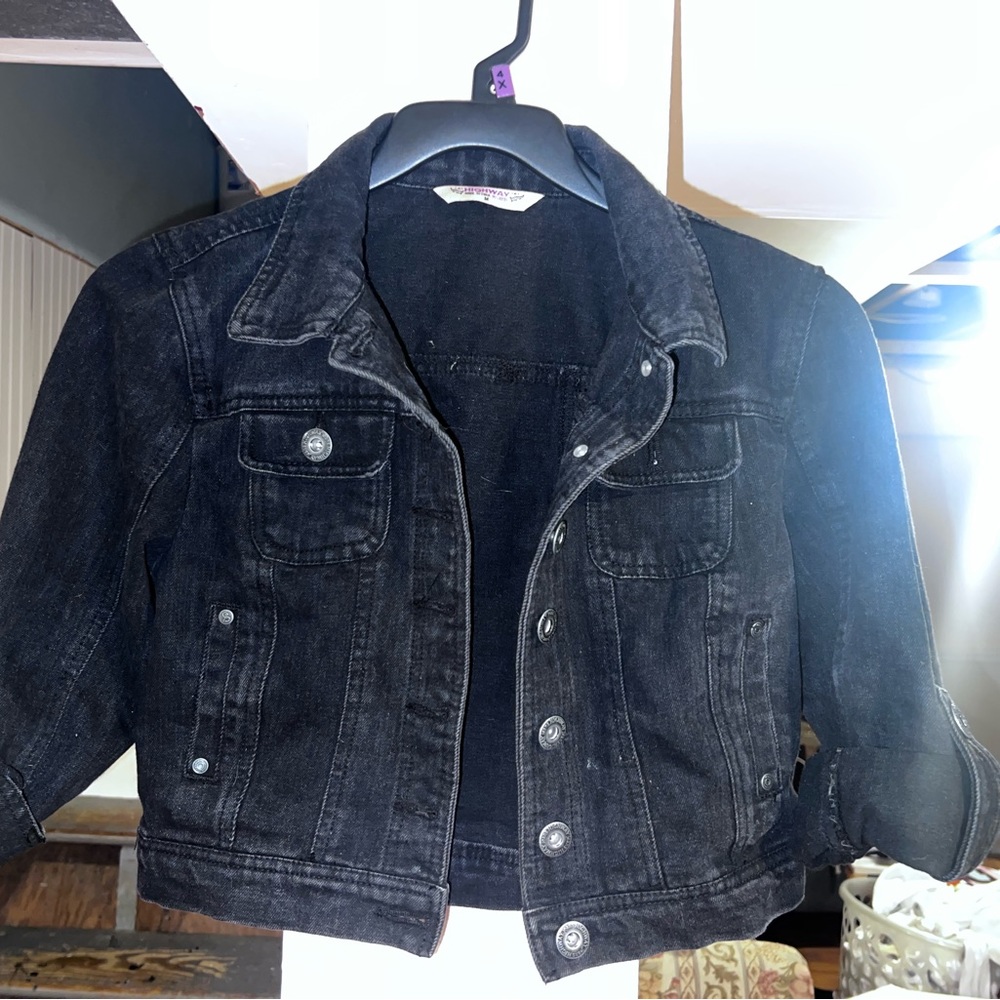 Cropped denim black jacket